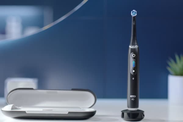 Oral-B_iO_Black_Lifestyle_1_web_3_