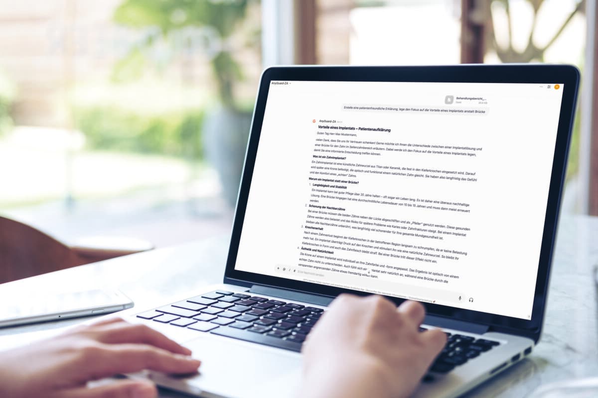 Modellbild einer Hand mit Laptop und leerem weißen Bildschirm auf einem Vintage-Holztisch im Café